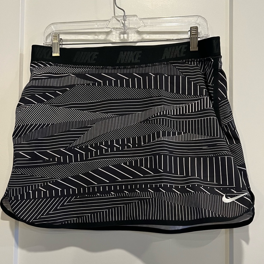 Like new!  Stunning & Stylish Nike Golf skort!  Perfect for summer activities!